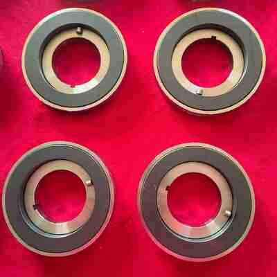 Silicon Carbide Thrust Disc with Stainless Steel Substrate and 410 GPa Elastic Modulus for High Thermal Conductivity