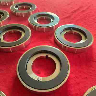 Silicon Carbide Thrust Disc with Stainless Steel Substrate and 410 GPa Elastic Modulus for High Thermal Conductivity